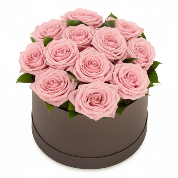 Rosa rosor arrangerade i elegant hattask